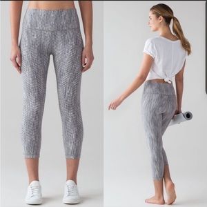 Lululemon Wunder Under Crop Luon Arrow Jacquard Battleship Silver Spoon …